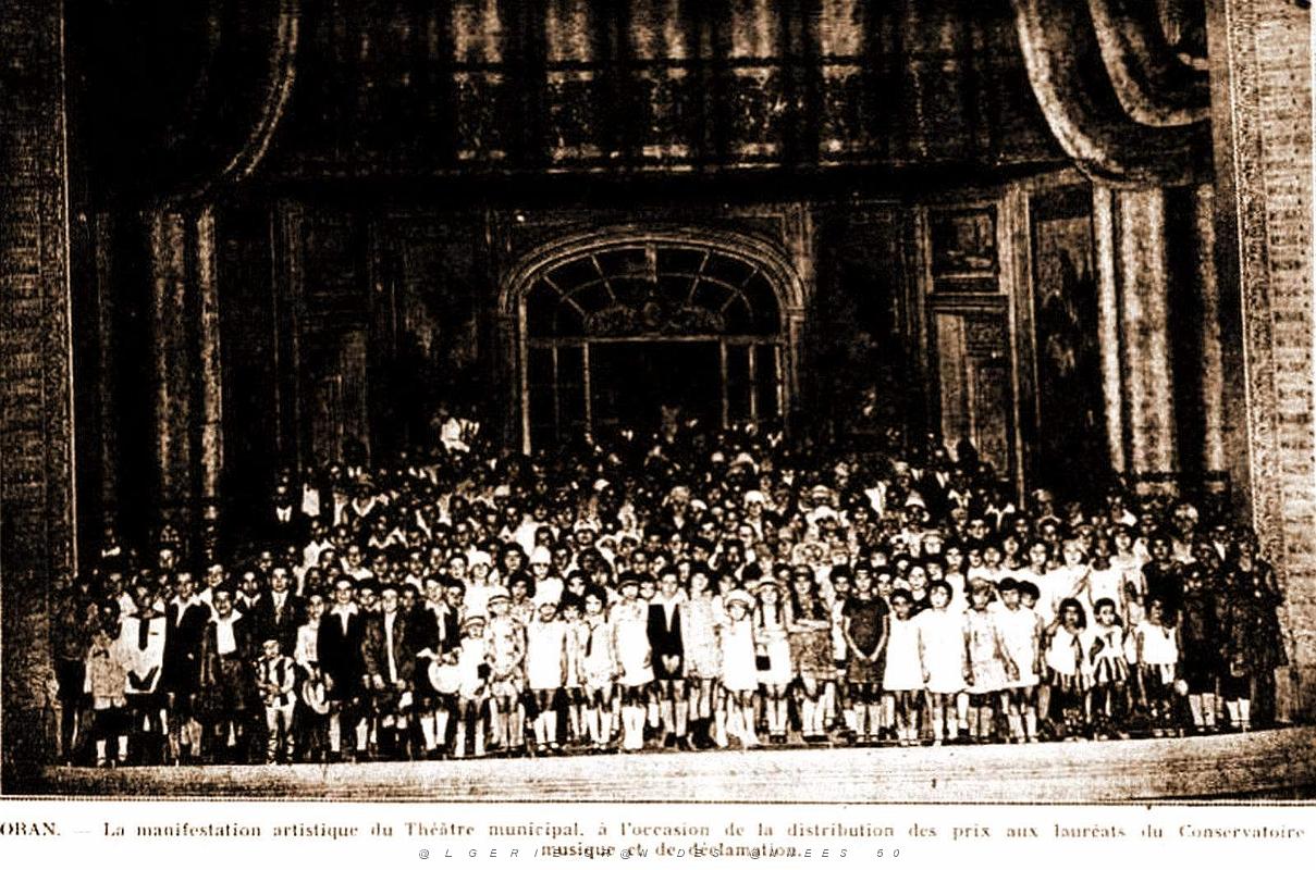 1529- Oran - Theatre municipal - Manifestation artistique.jpg